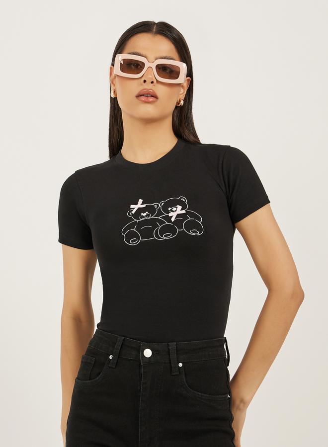 ستايلي تيشيرت ضيق بأكمام قصيرة وطبعة دب مع تفاصيل شريط - Image 1